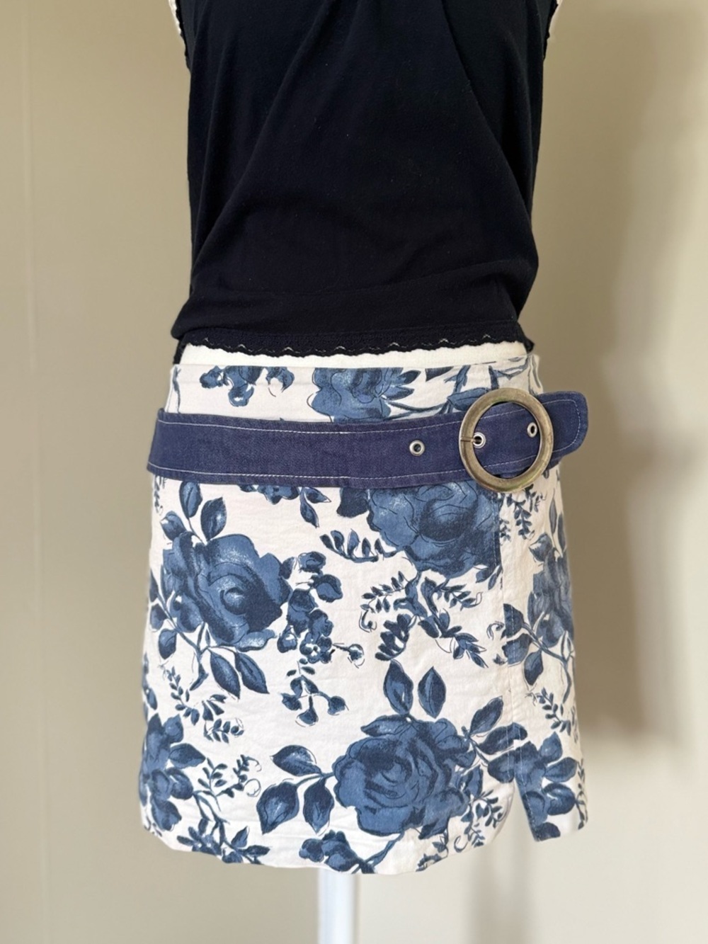 Vintage Y2K Mini Skirt Floral Belted Mini Skirt Navy Belt Silver Accent Slit - Picture 3 of 11